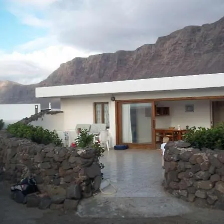 Sleeps 6 Wifi * Famara