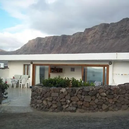 Sleeps 6 Wifi * Famara